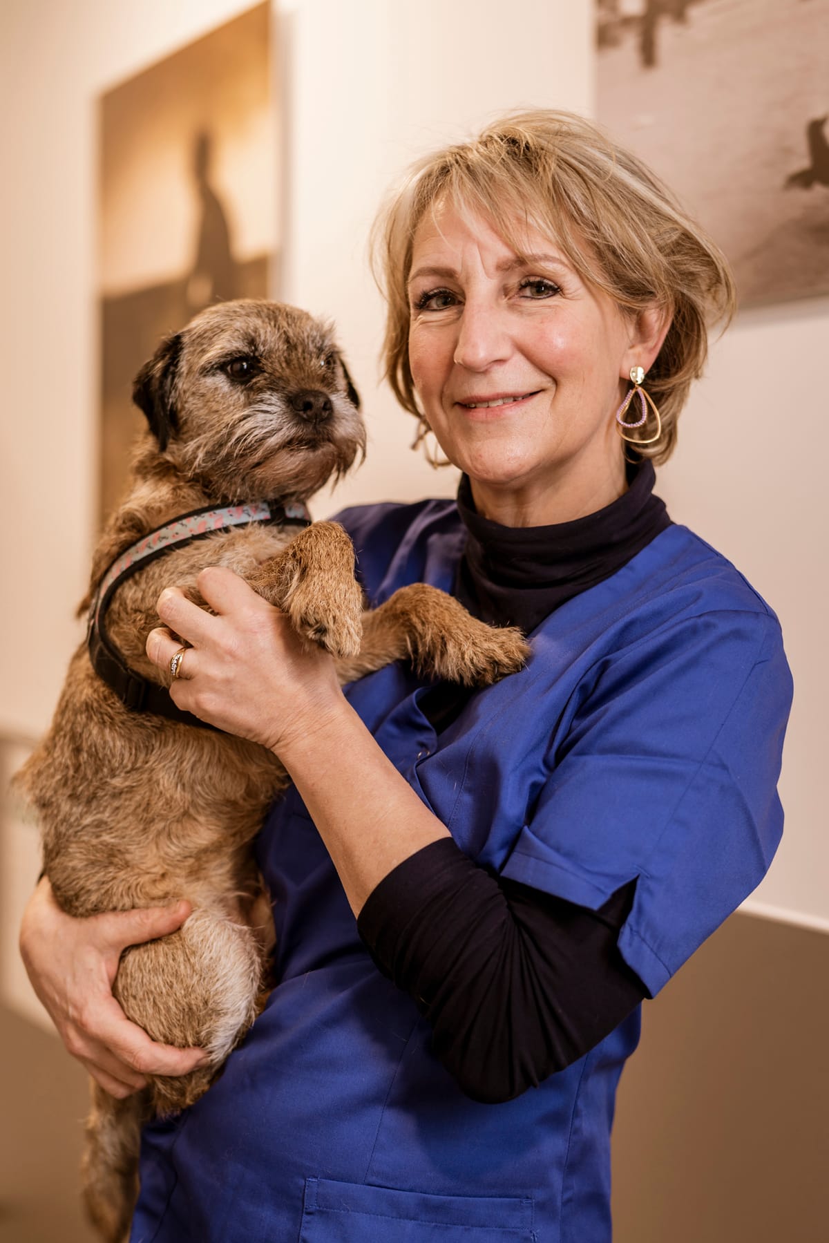 Portret van dierenarts Sara Van Cauwelaert met een terriertje